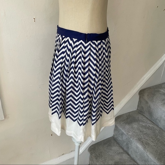 Joie Dark Navy Chevron Striped Silk Lined Short Joney Skirt EUC Sz S 1609-SK1062 - Picture 3 of 9